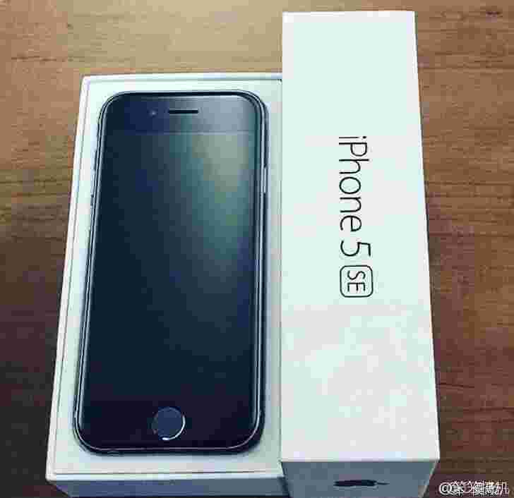 Apple iPhone 5se在相机前装箱