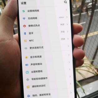 Meizu 17在野外拍摄的电池指示器在打孔相机周围