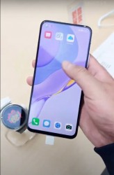 Huawei Nova 7 Pro在商店，弯曲的OLED屏幕和潜望镜镜头的四边形相机