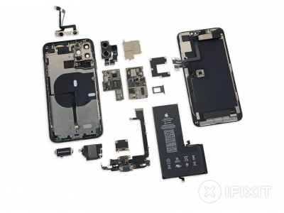 iPhone 11 Pro Max分开（带几个Broadcom芯片）图像信用